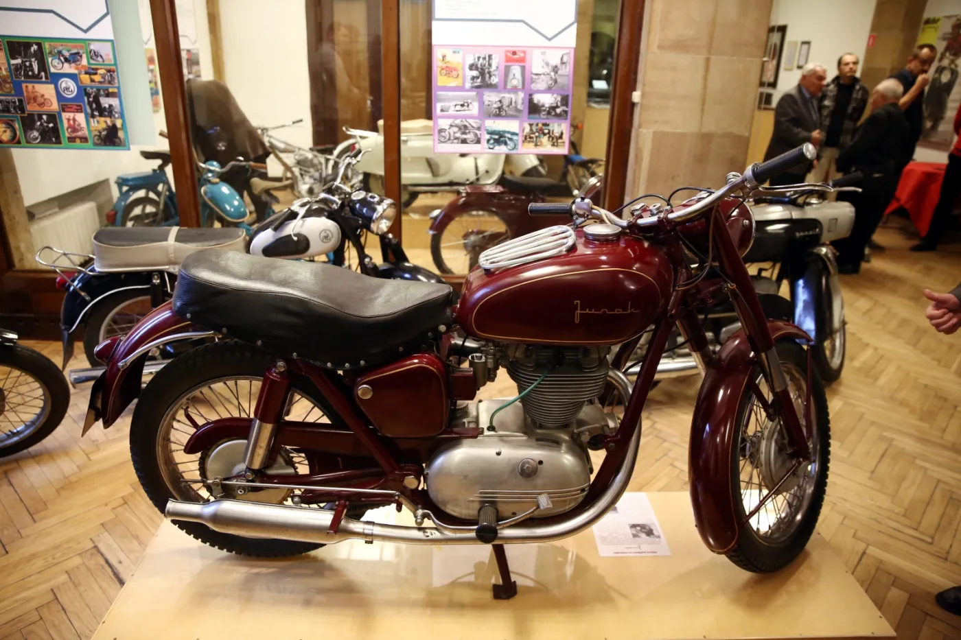 7078032-mid-14b17087.jpg