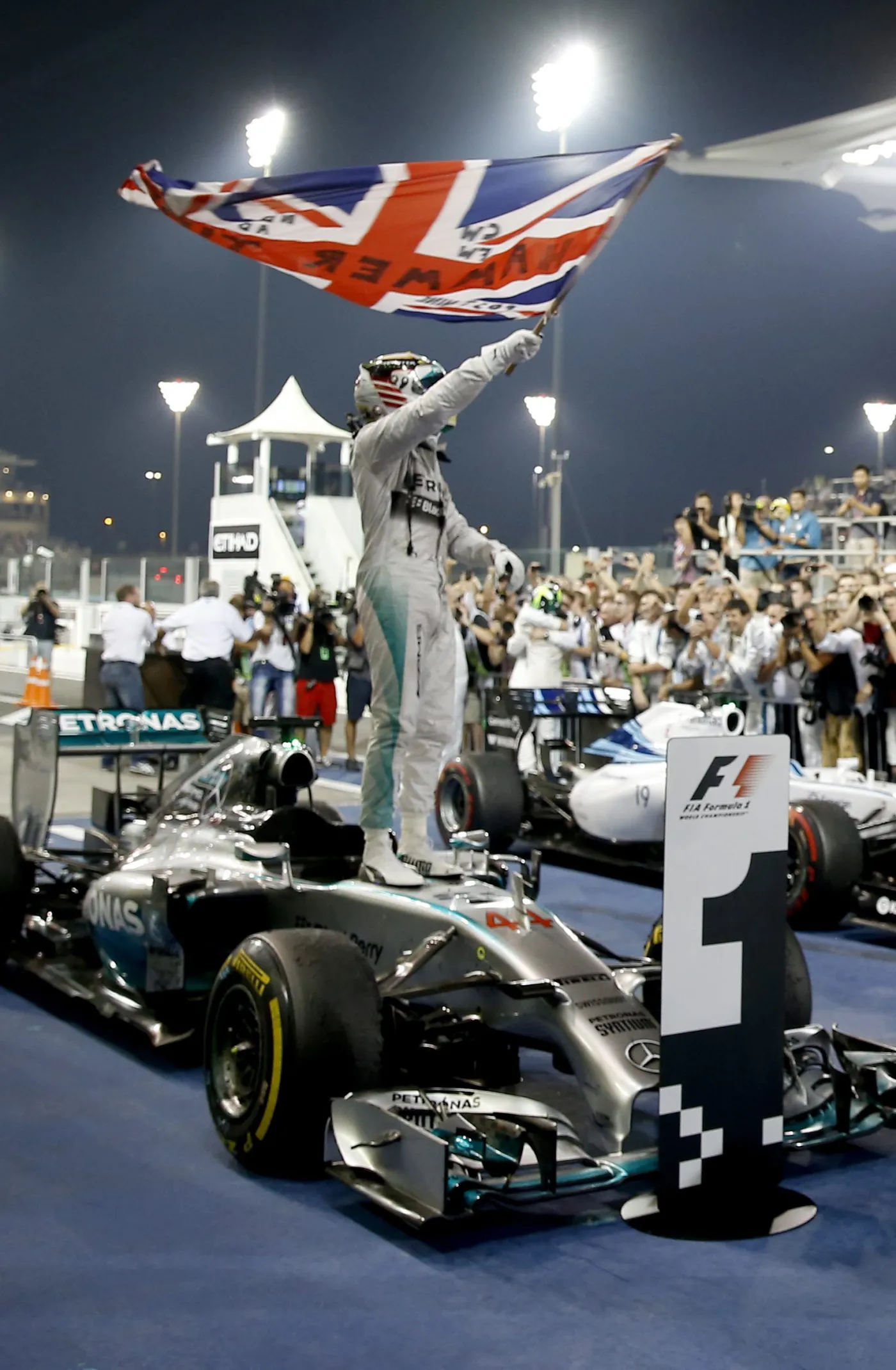 7107551-lewis-hamilton.jpg