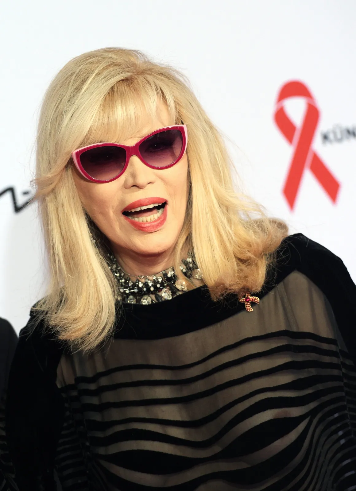 7111218-amanda-lear.jpg