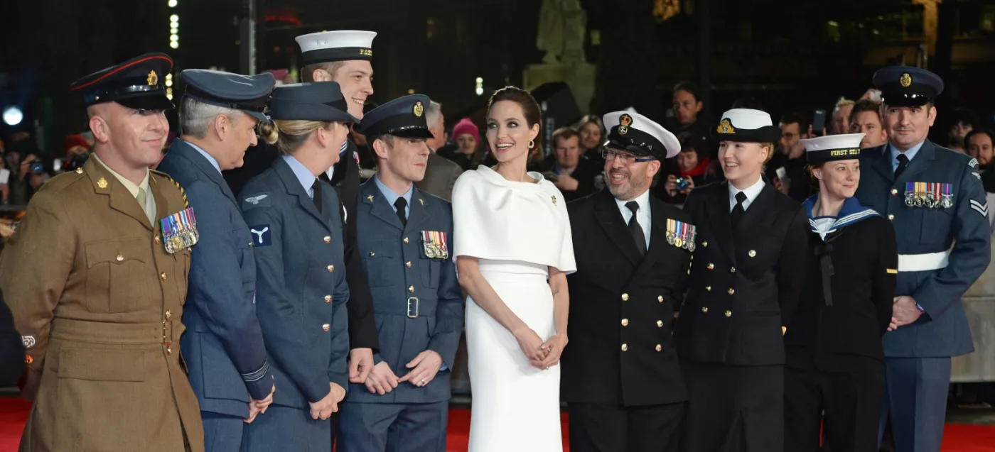 7117401-angelina-jolie.jpg