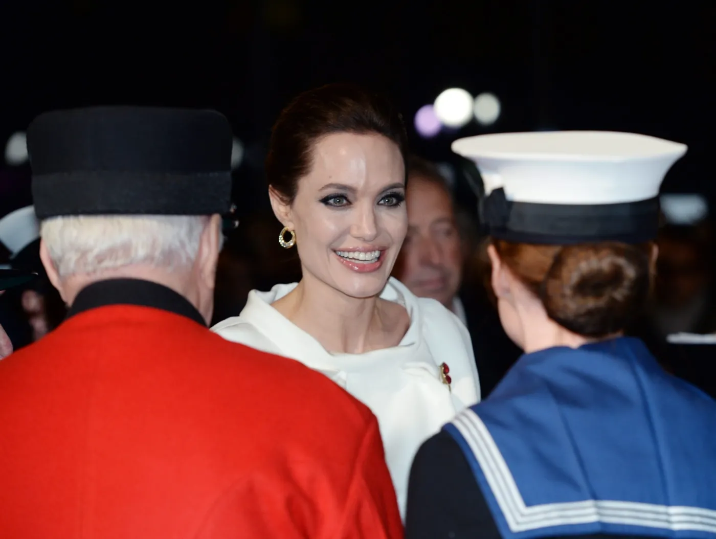 7117285-angelina-jolie.jpg