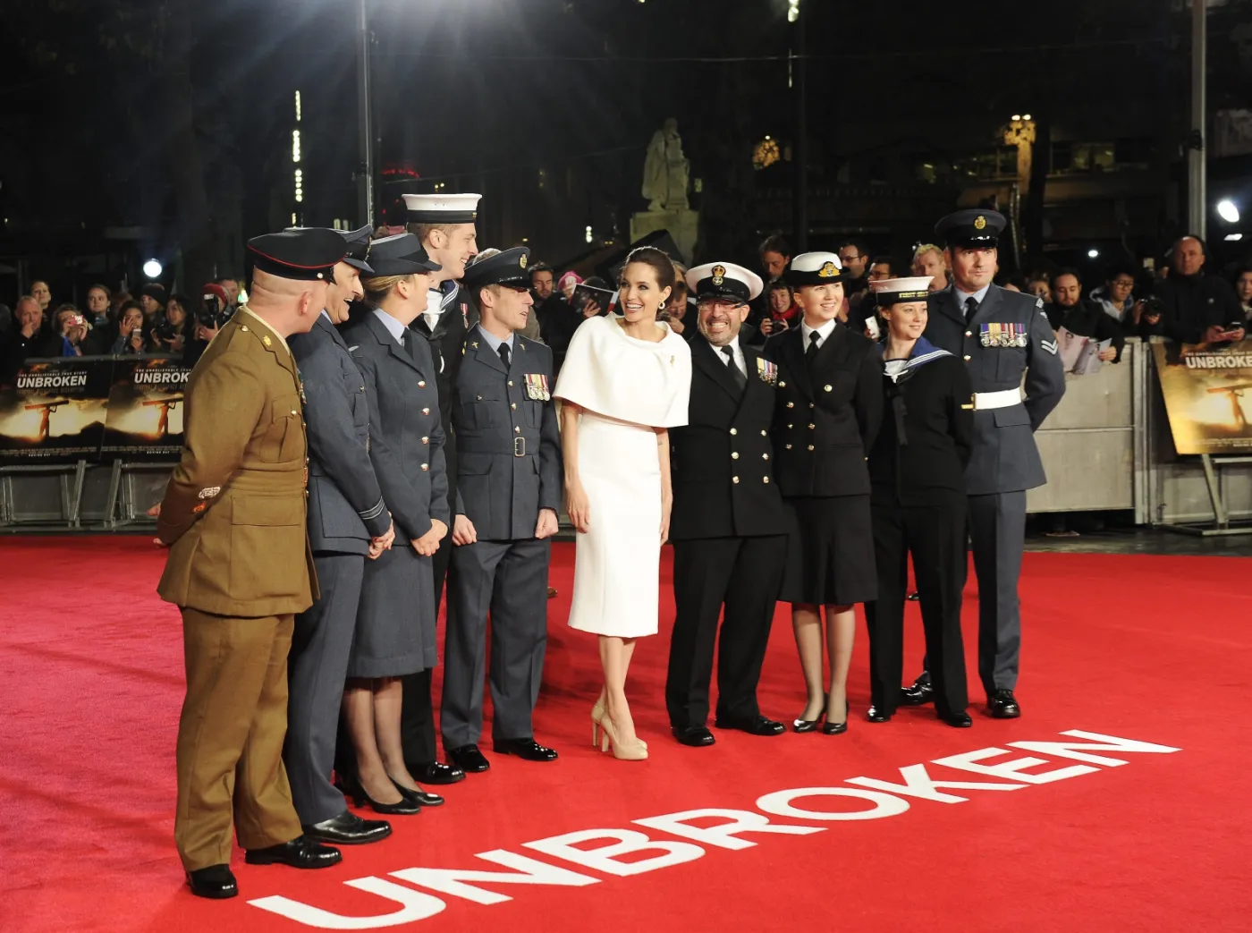 7117372-angelina-jolie.jpg