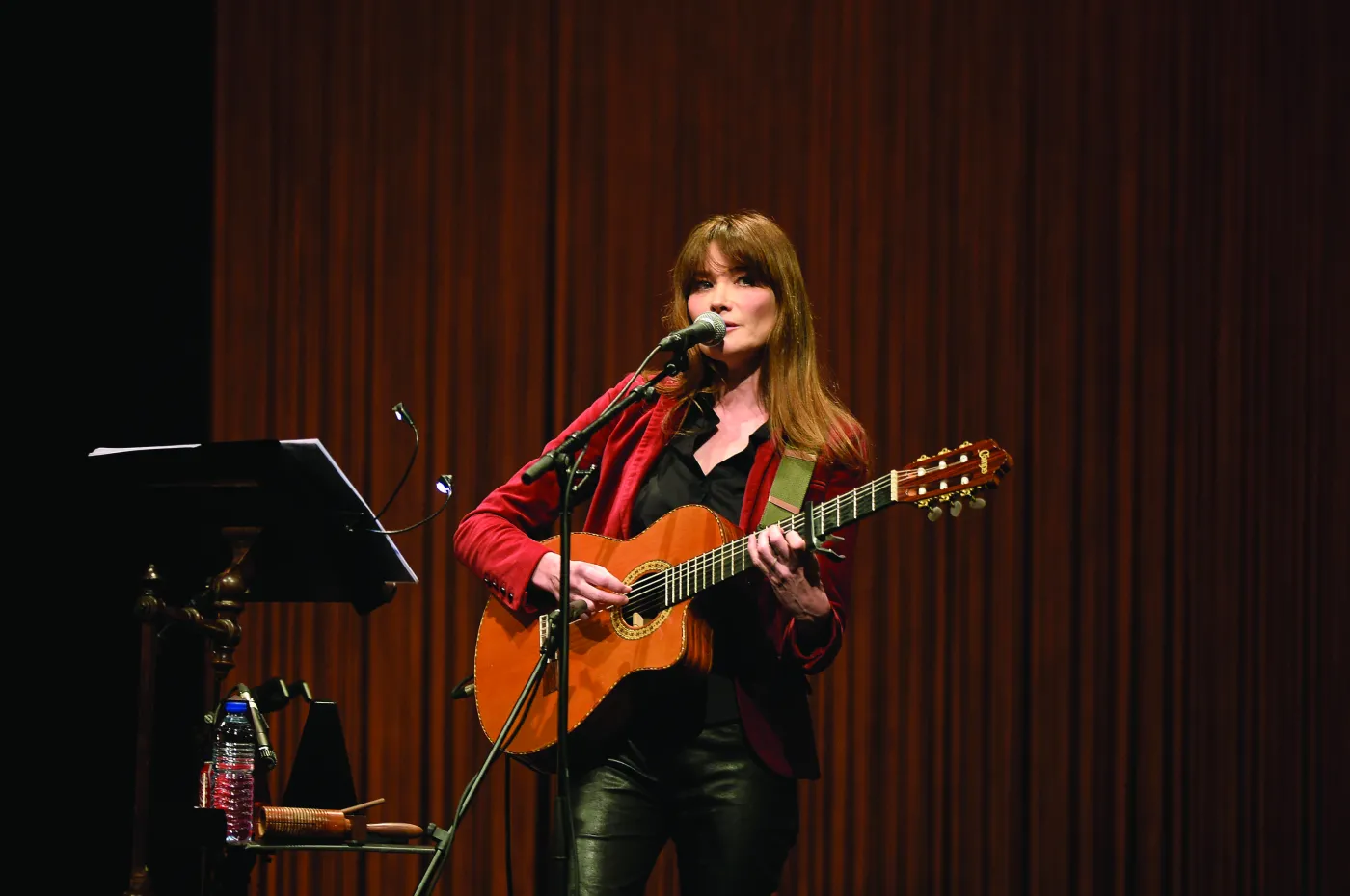 7144476-carla-bruni.jpg