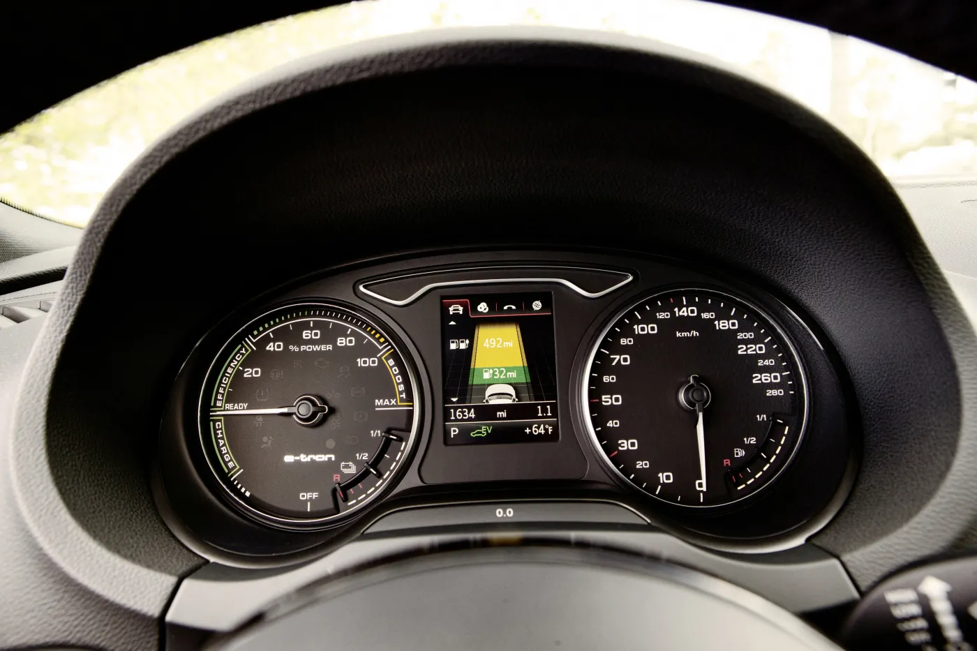 Audi zadziwia techniką w Polsce! Nowe A3 e-tron spala 1,5 litra na 100 km. ZDJĘCIA