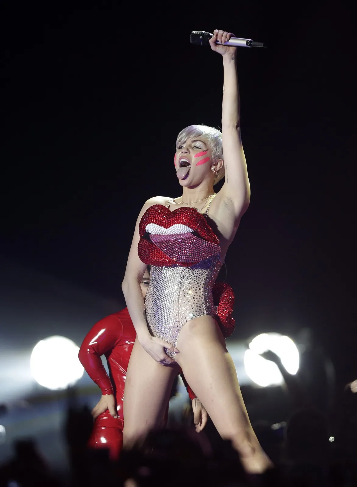 6420469-miley-cyrus.jpg