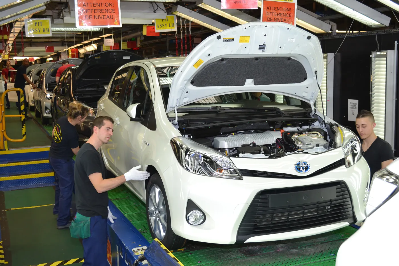 6351328-toyota-yaris.jpg