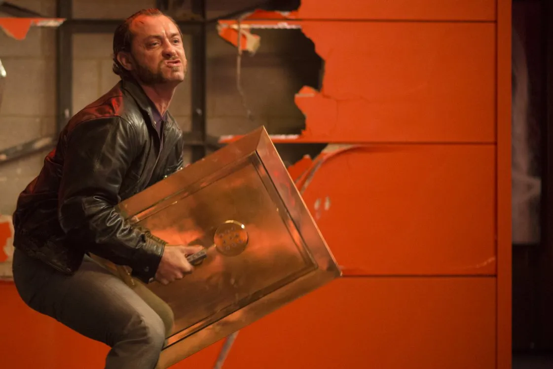 6905378-dom-hemingway.jpg