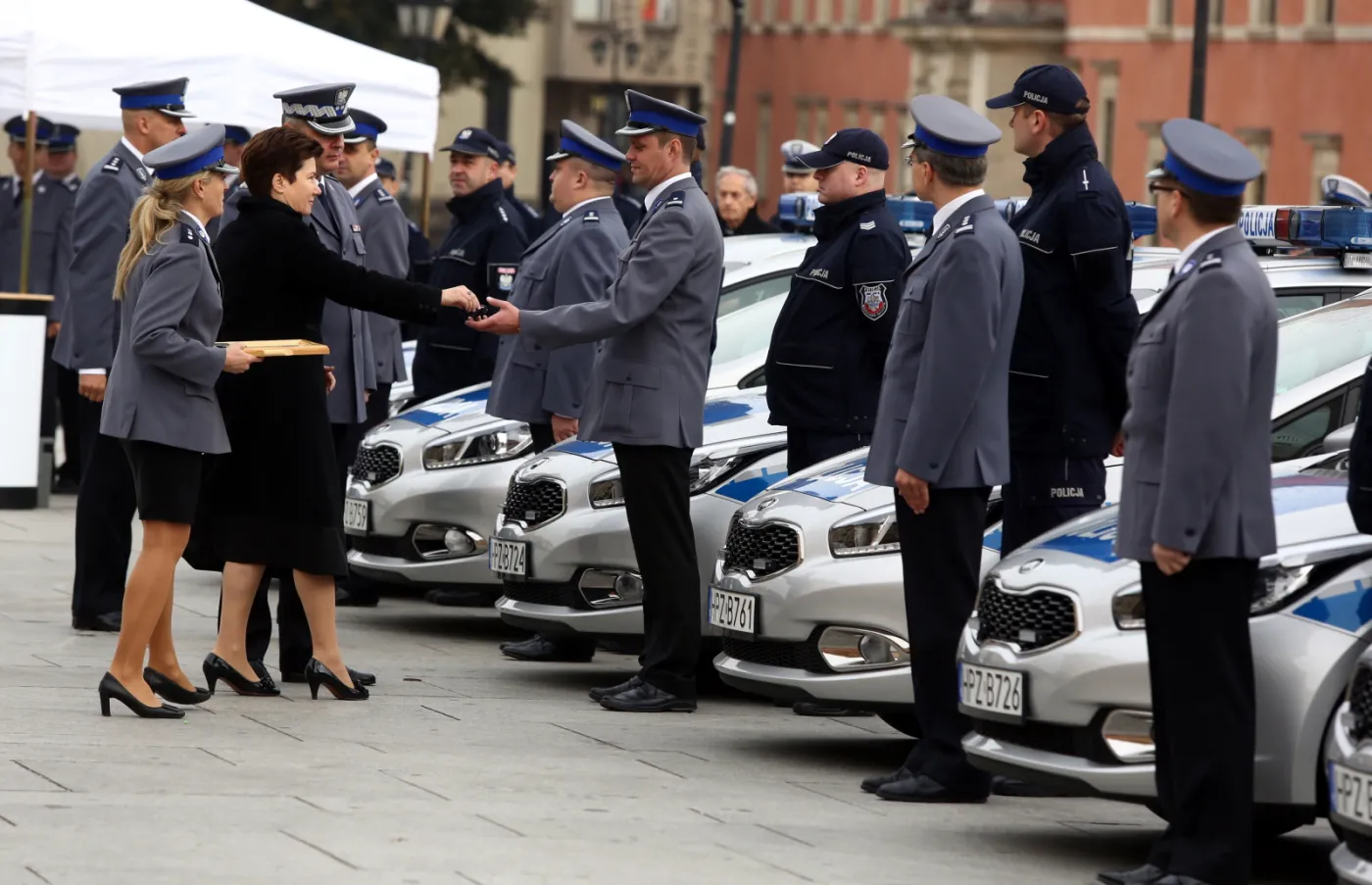 Święcona woda i Hanna Gronkiewicz-Waltz. Tak policja zbroi się w nowe radiowozy. ZDJĘCIA