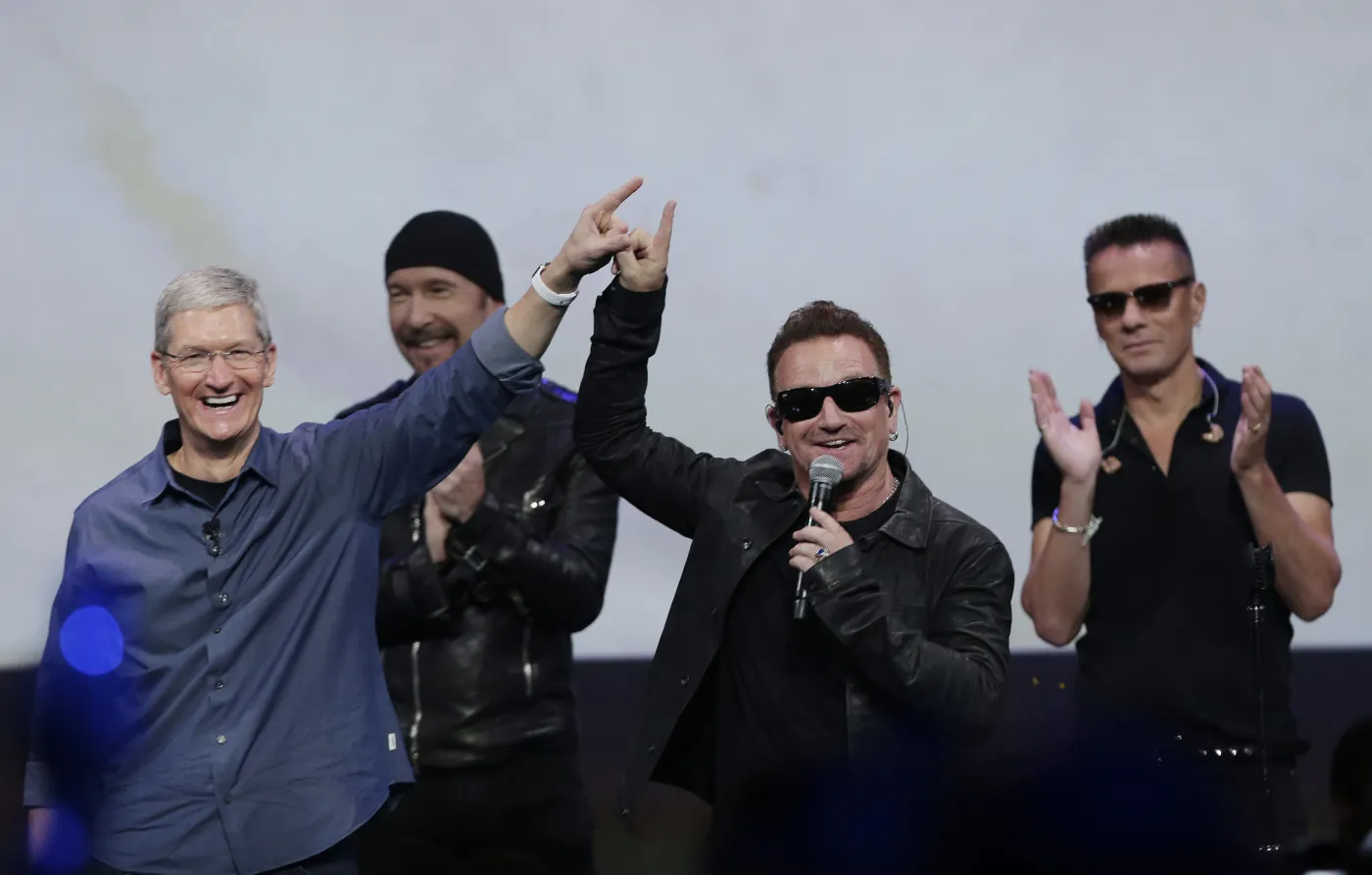 6930391-tim-cook-i-u2.jpg