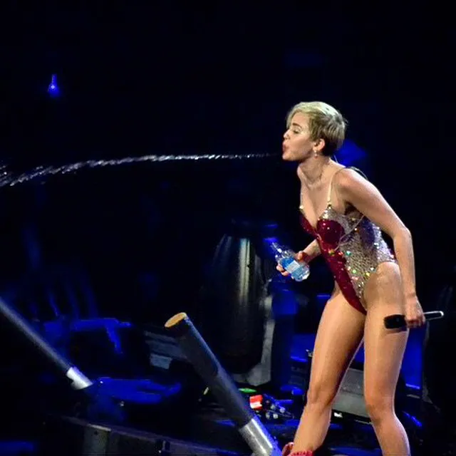 6932457-miley-cyrus.jpg