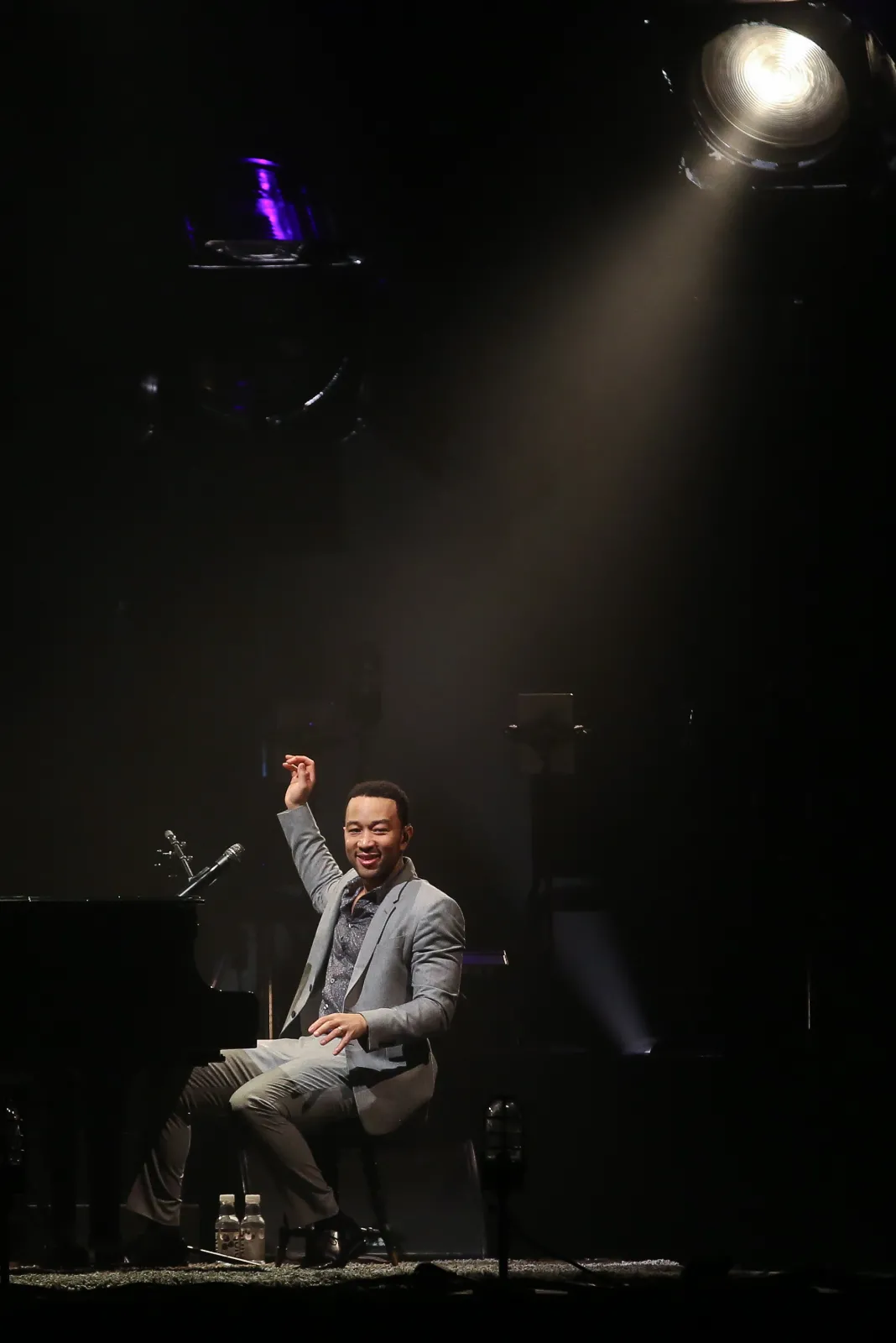 6984343-john-legend.jpg