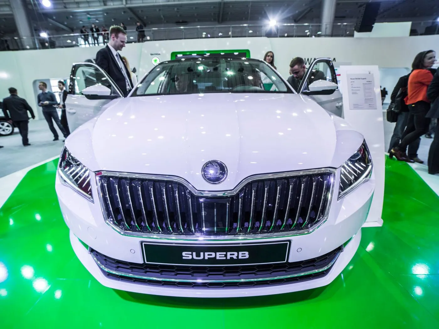 7642871-skoda-superb.jpg
