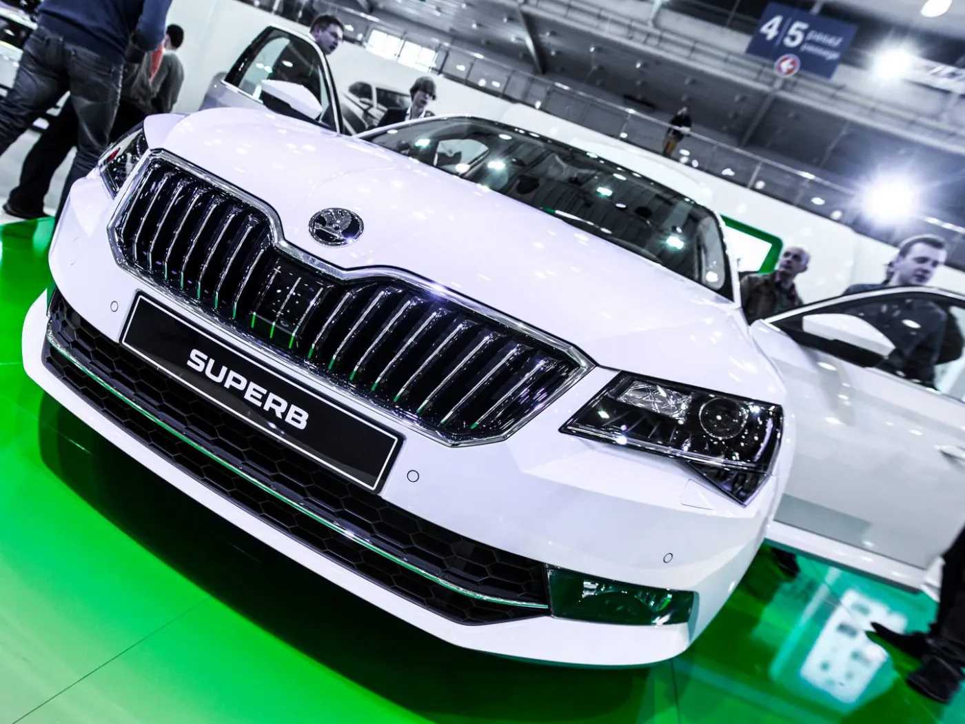 7642929-skoda-superb.jpg