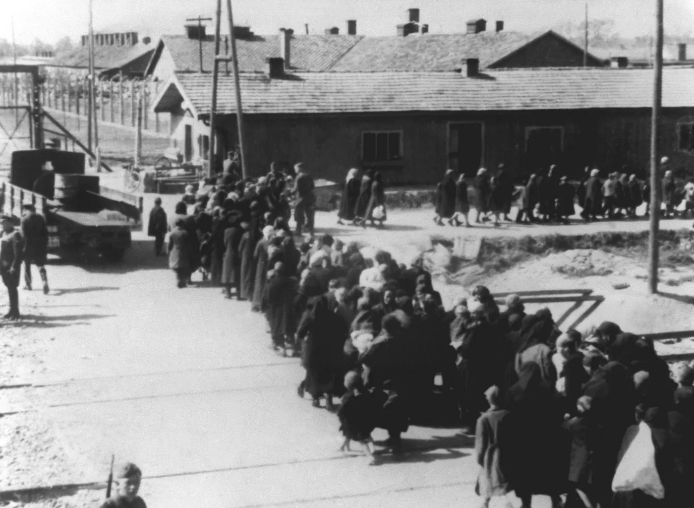 7350408-kl-auschwitz.jpg