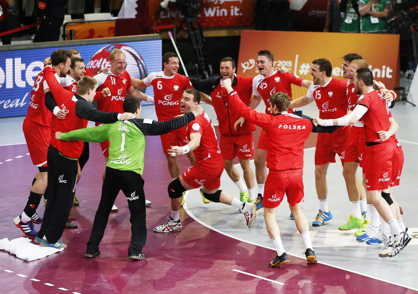 7369339-radosc-polakow.jpg