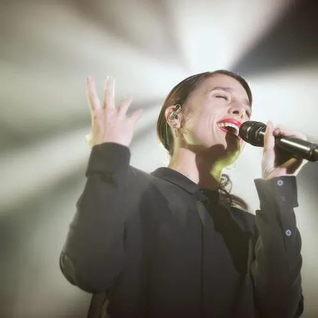7394897-jessie-ware.jpg