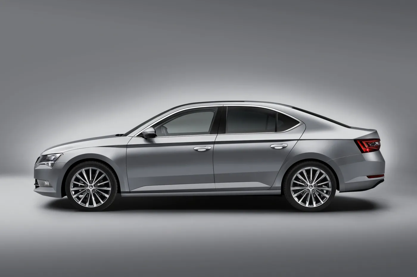 7439572-skoda-superb.jpg