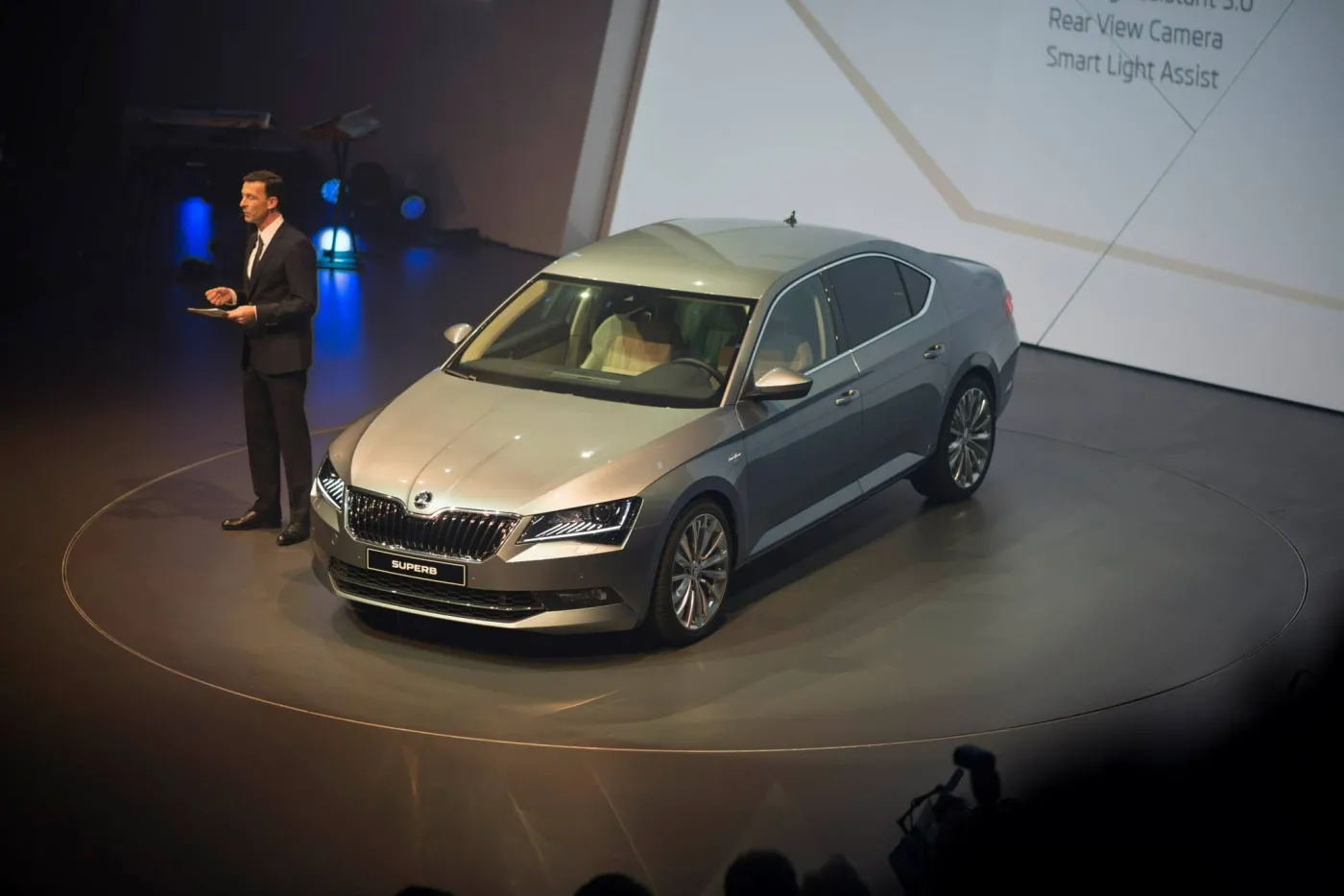 7440909-skoda-superb.jpg