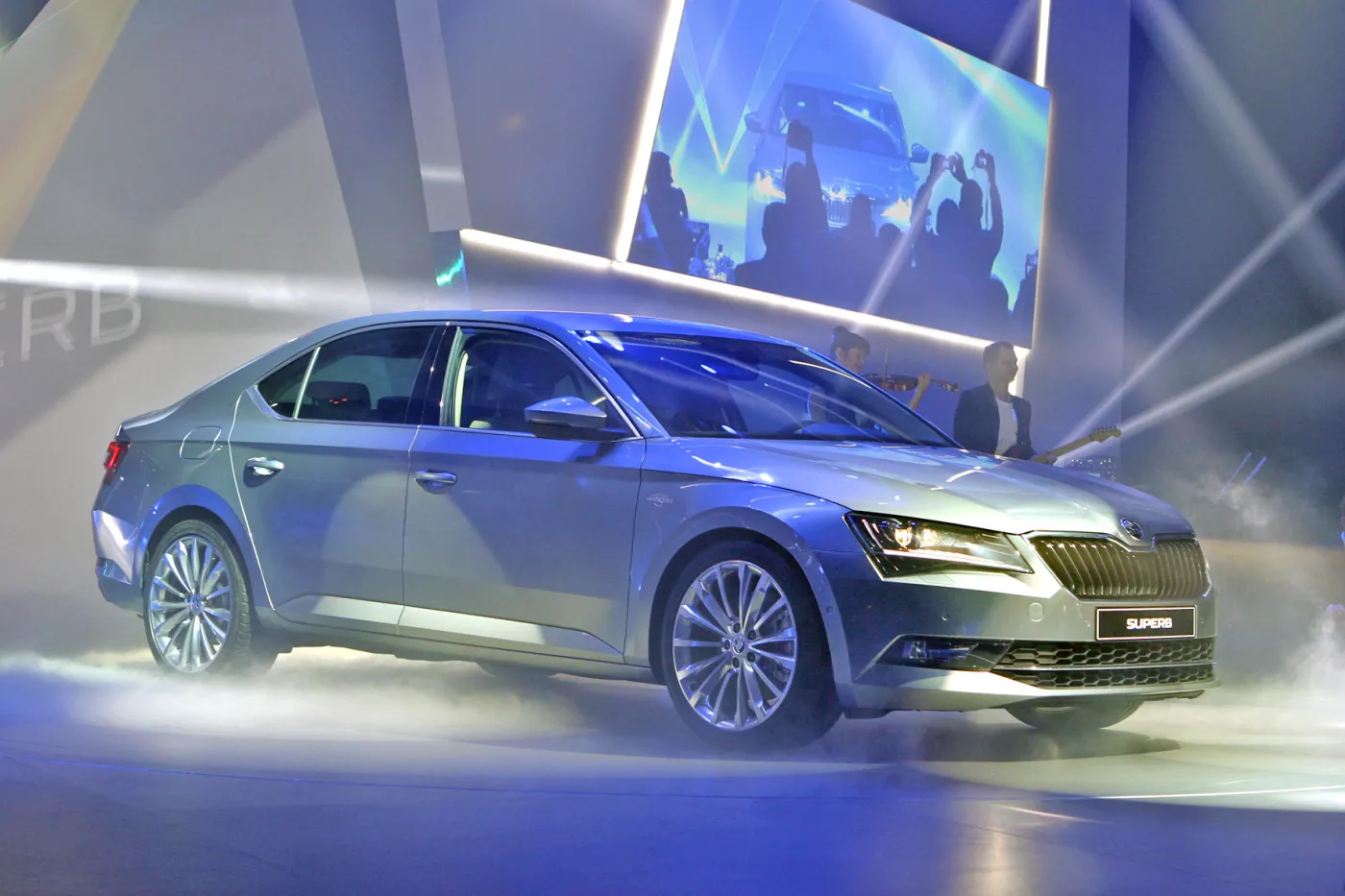 7441670-skoda-superb.jpg