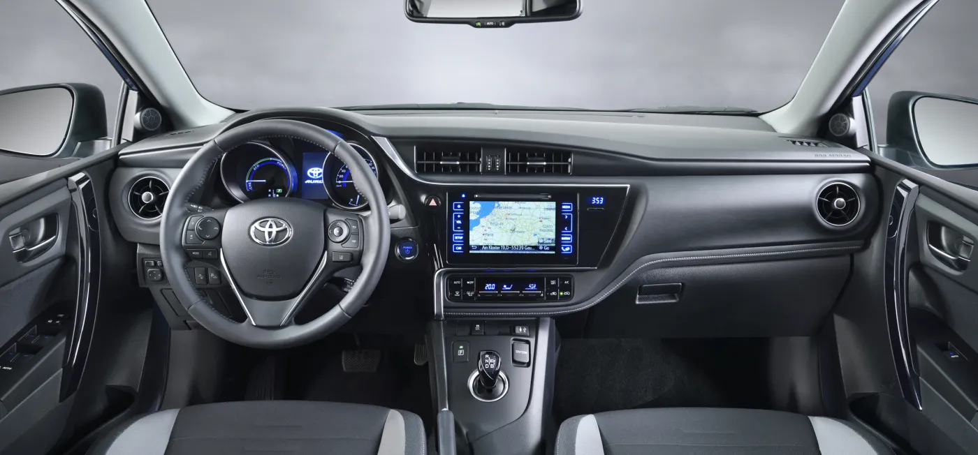 7461066-toyota-auris.jpg
