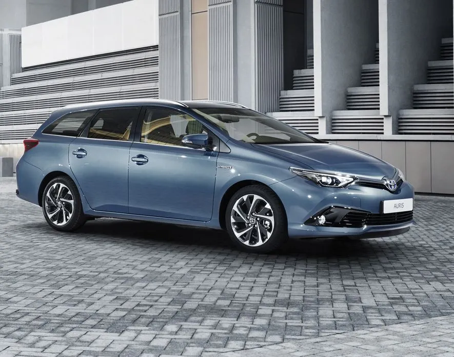 7461134-toyota-auris.jpg