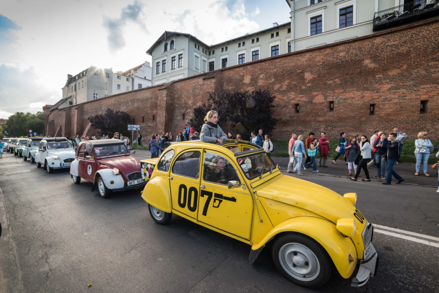 8043507-citroen-2cv.jpg