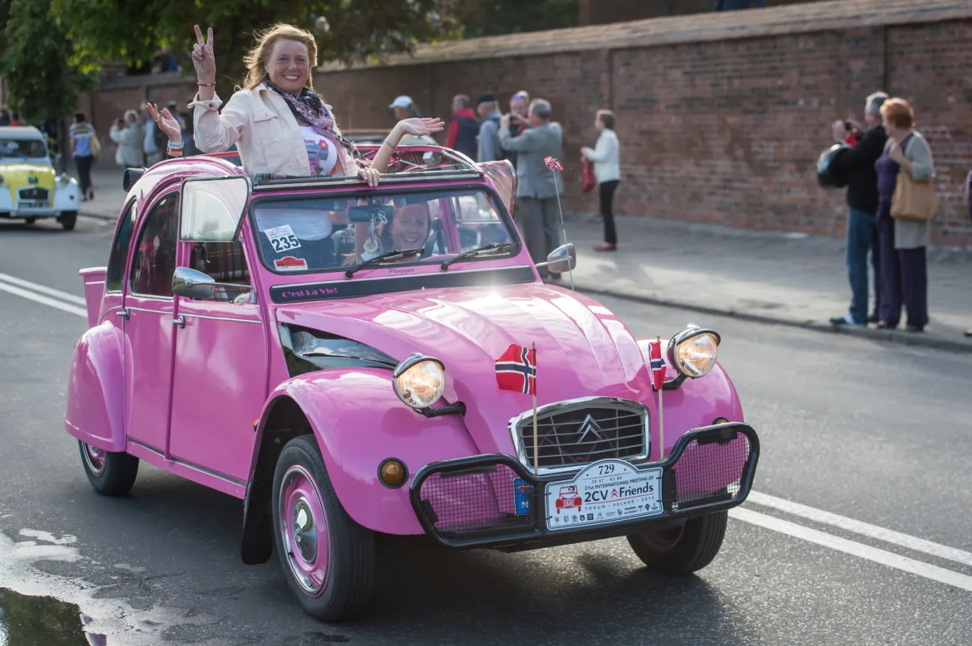 8043900-citroen-2cv.jpg