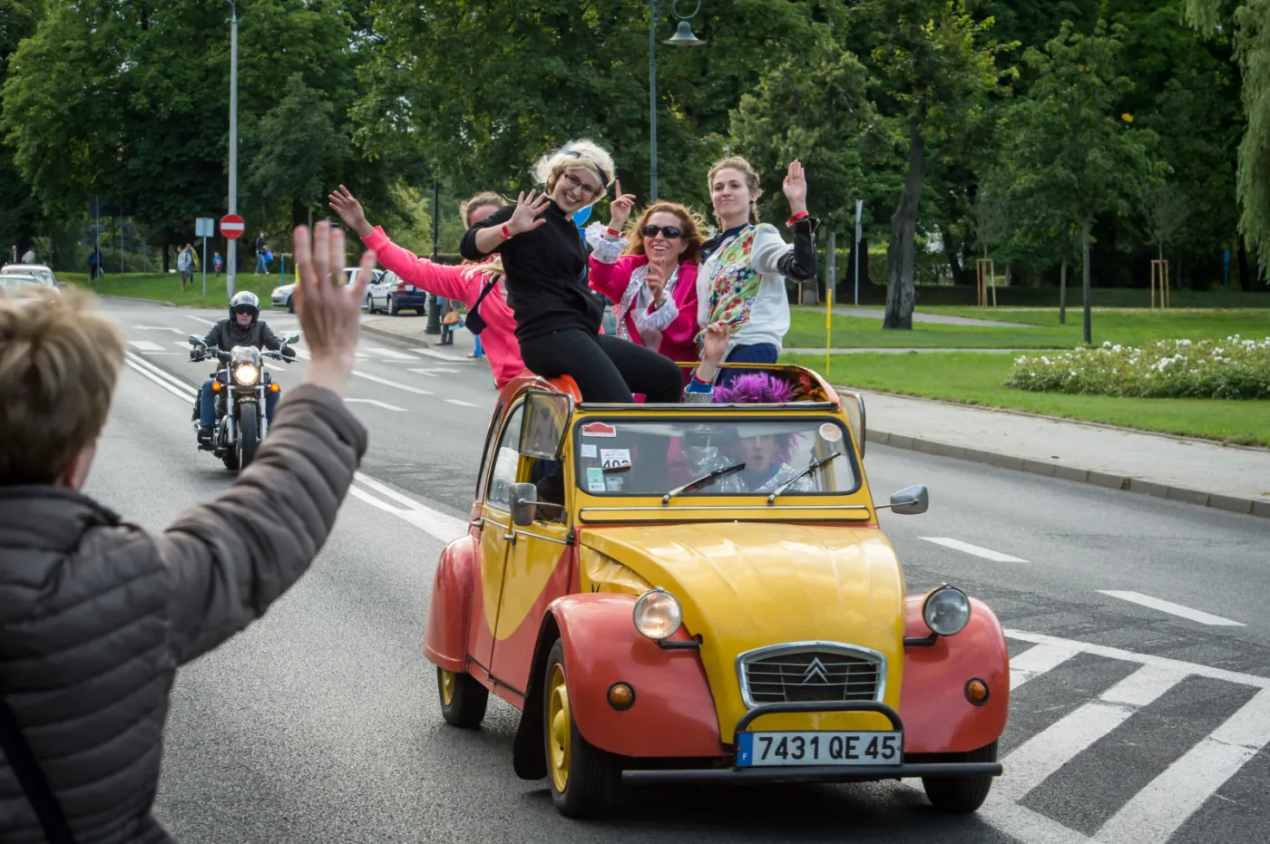 8043962-citroen-2cv.jpg