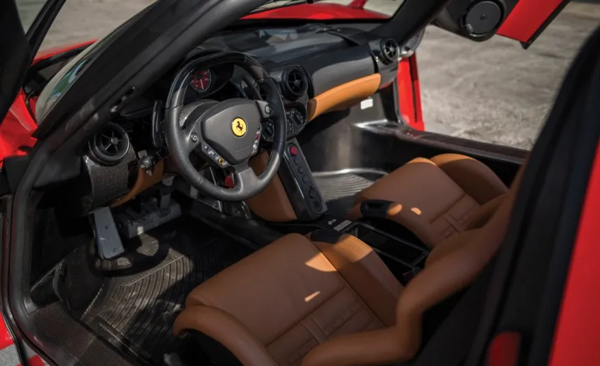 8104526-ferrari-enzo.jpg