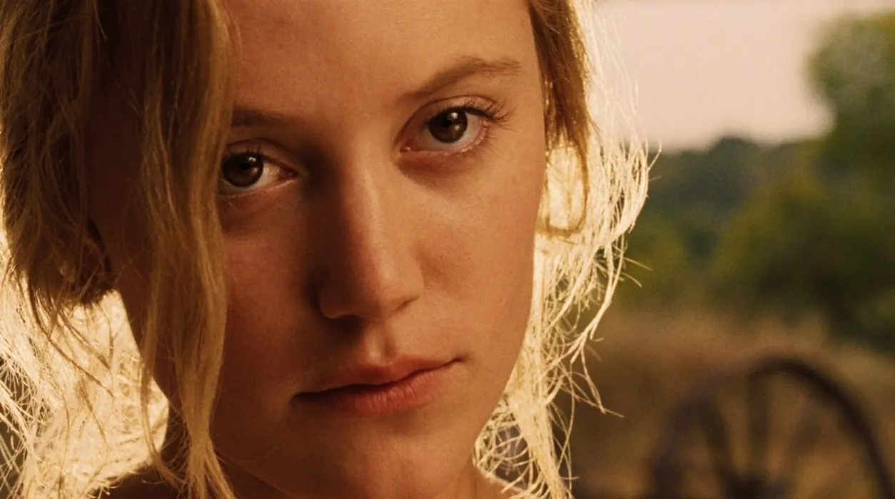 8128548-maika-monroe.jpg