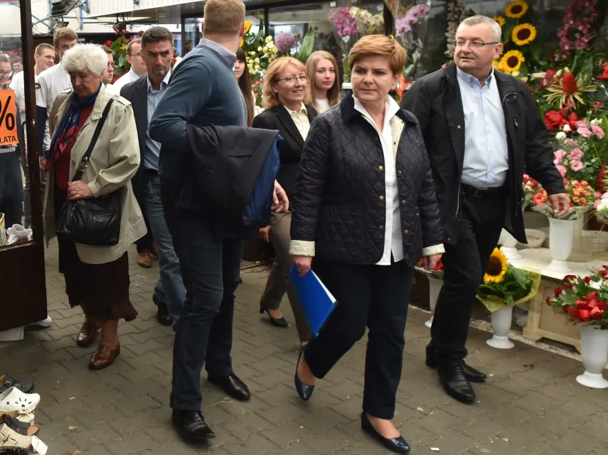 Prawie perfekcyjna interpretacja modnego trendu: Beata Szydło w stylu dandysa
