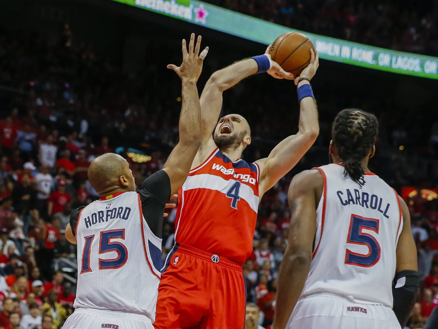 Liga NBA: Wizards przegrali jednym punktem. 14 "oczek" Gortata