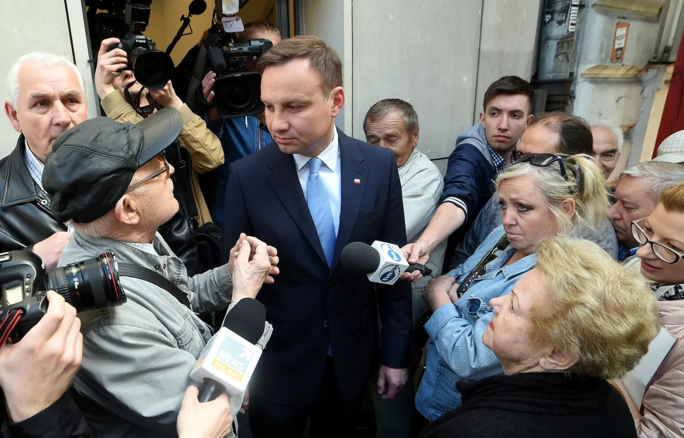 Europoseł PiS o kurach, klatce i Komorowskim. Duda go tłumaczy