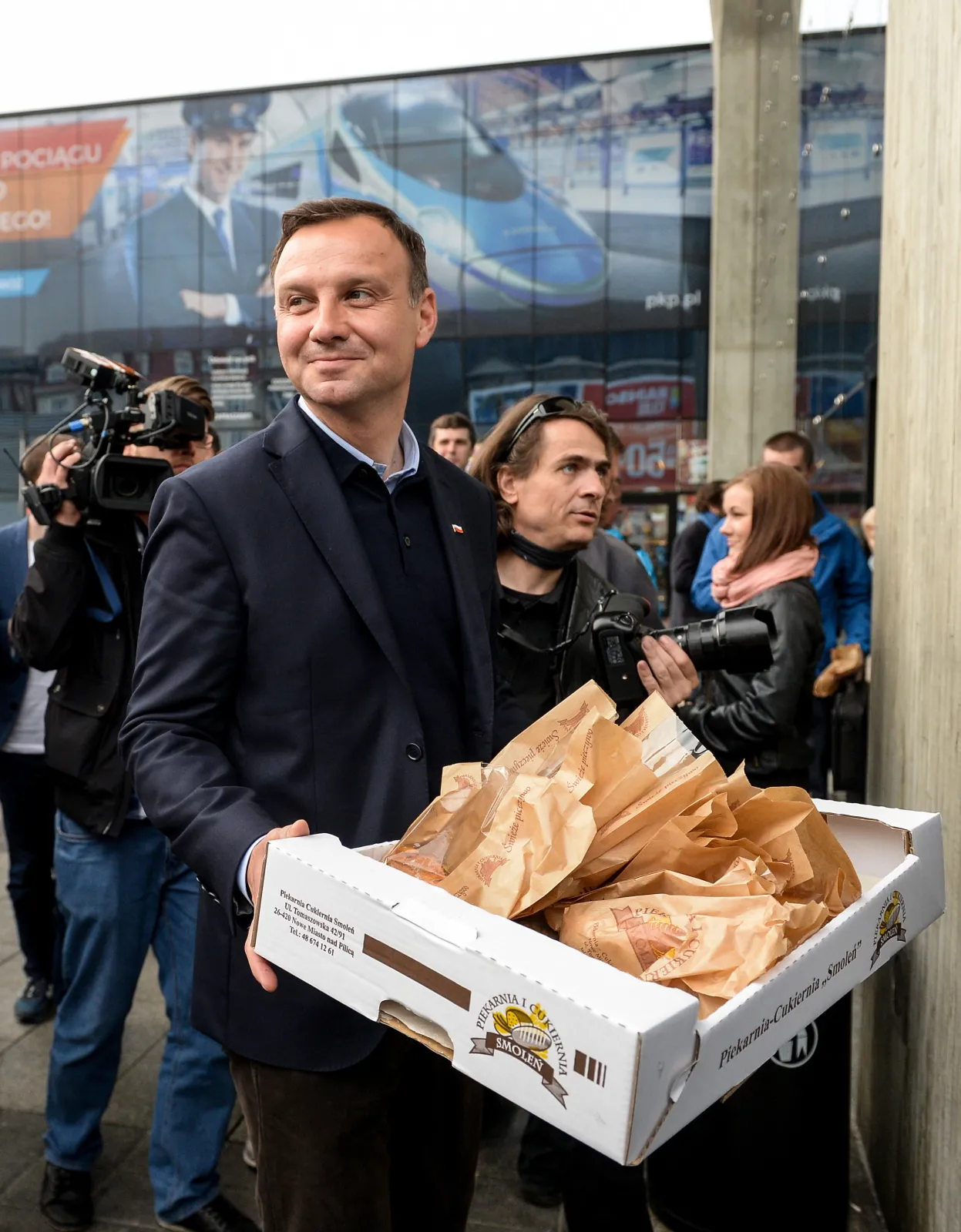 Duda rozdaje bułki, a Komorowski u boku matki. Ostatni dzień kampanii. GALERIA