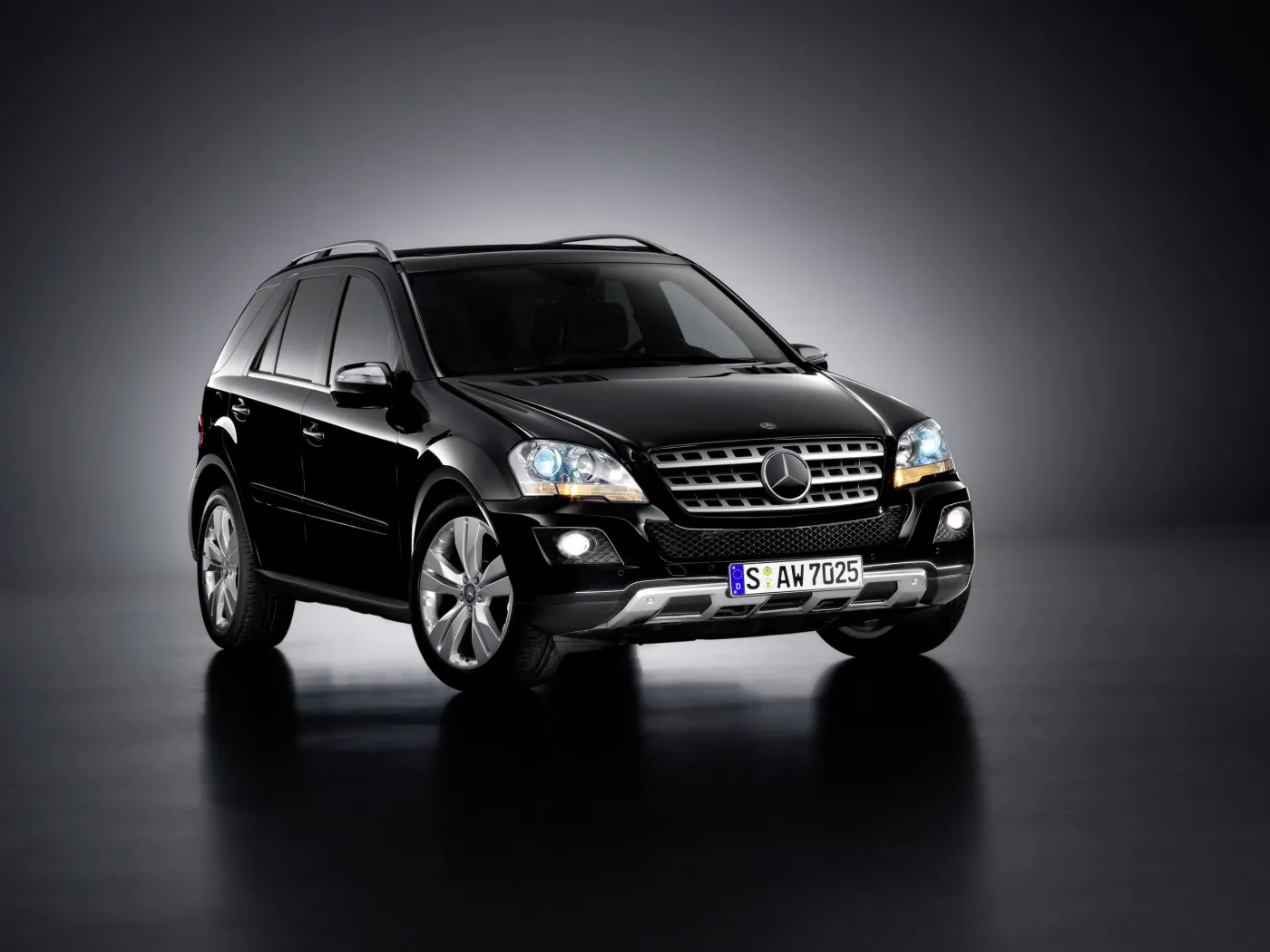 7886097-mercedes-ml.jpg