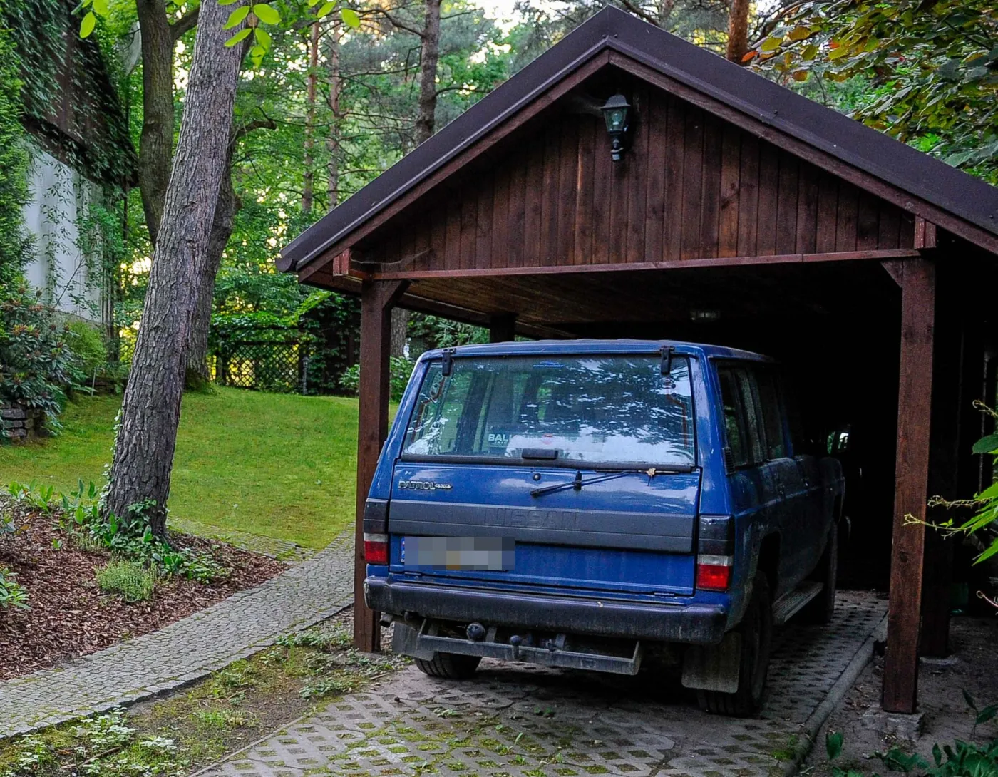 7893341-nissan-patrol.jpg
