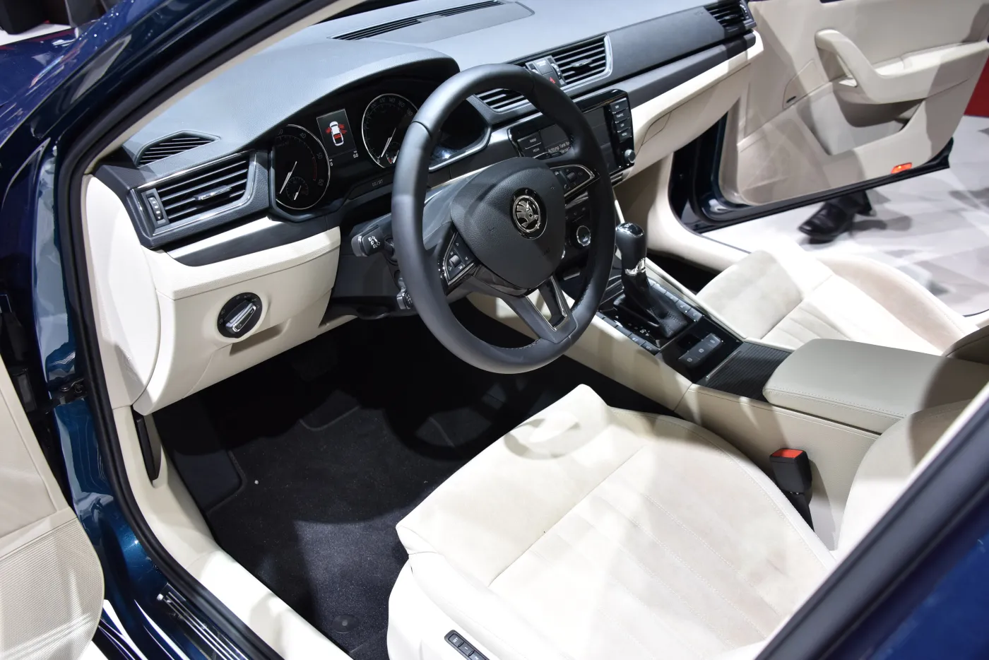 7575980-skoda-superb.jpg