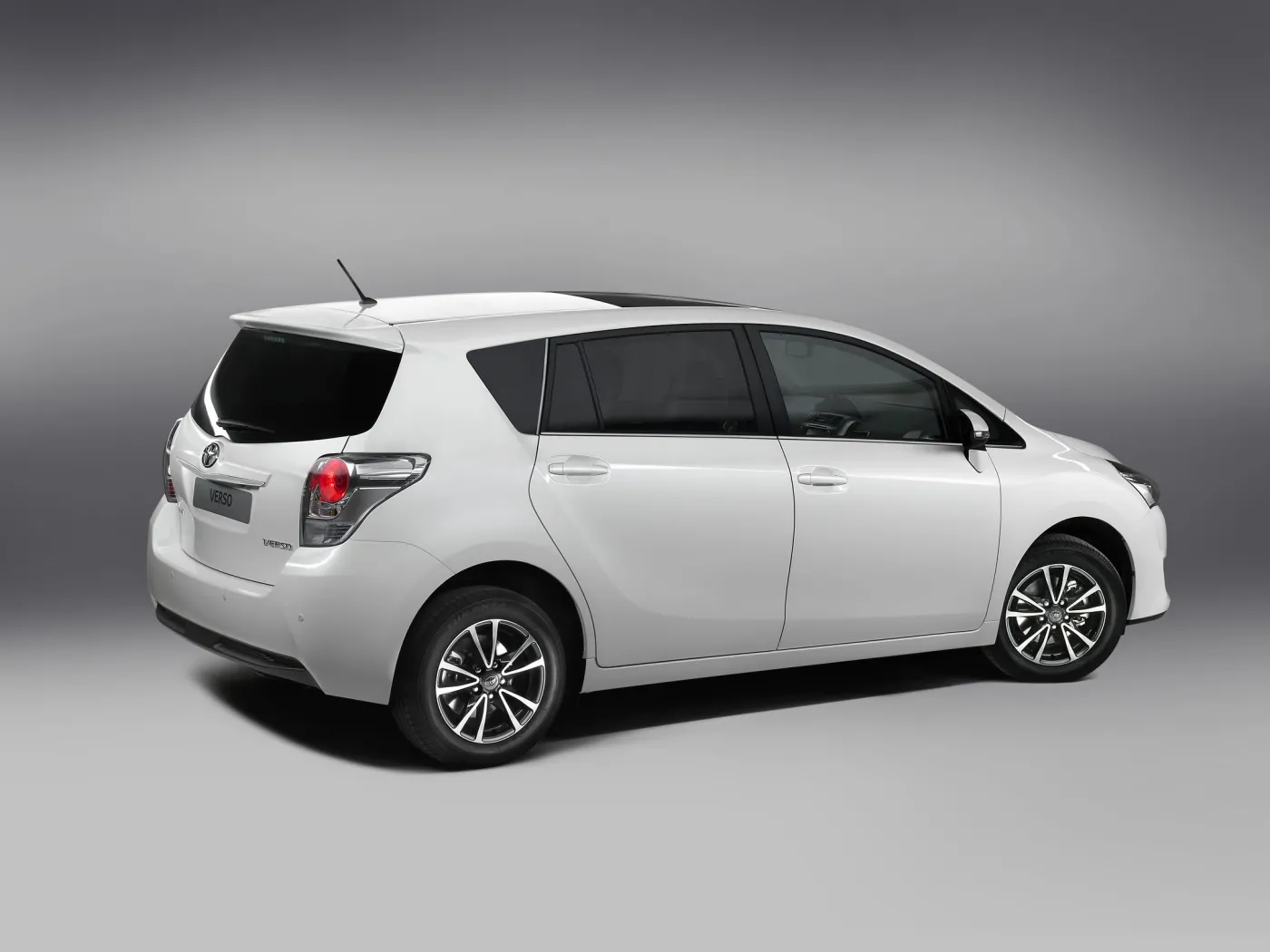 8415529-toyota-verso.jpg