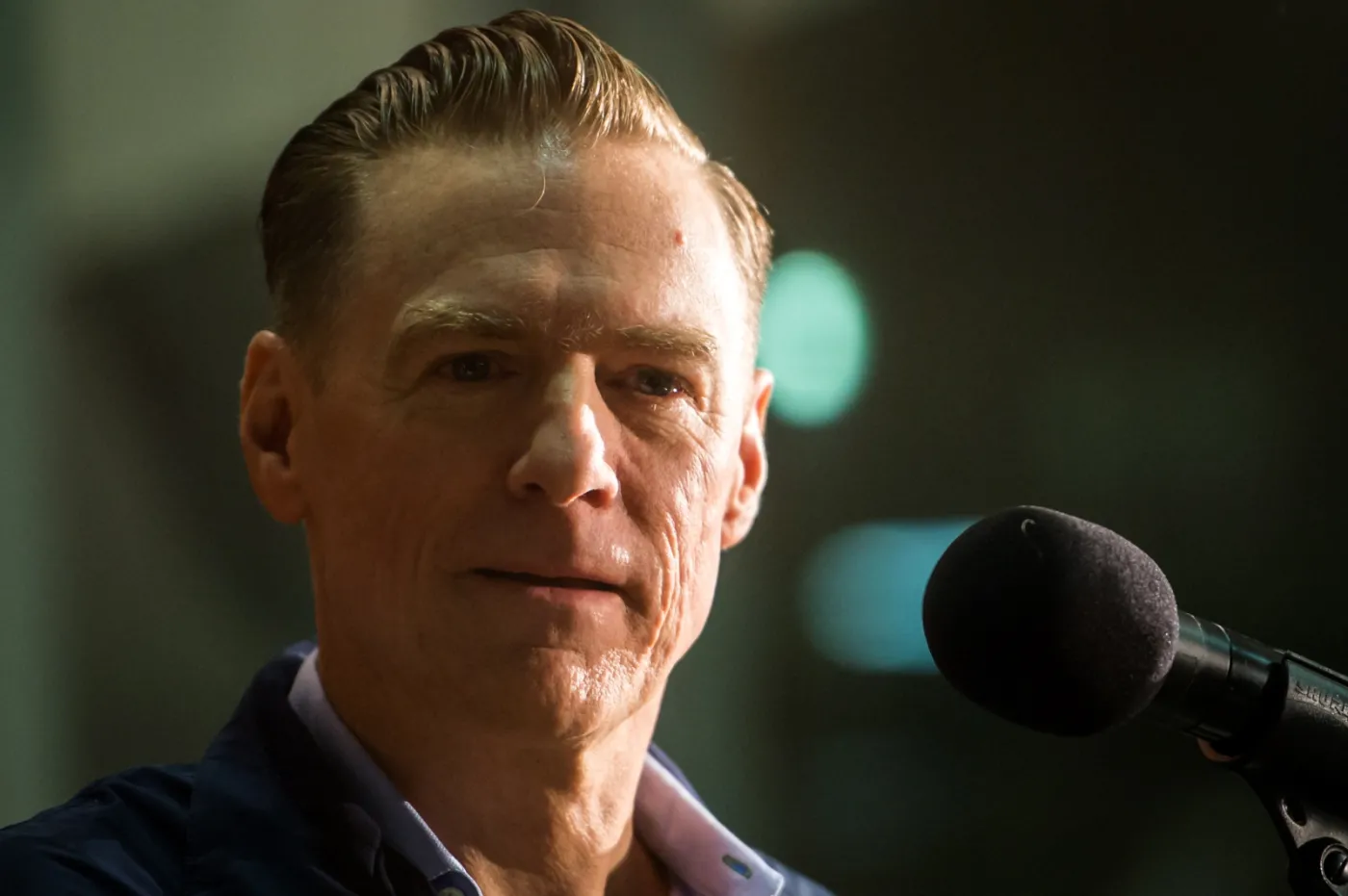 8430055-bryan-adams.jpg