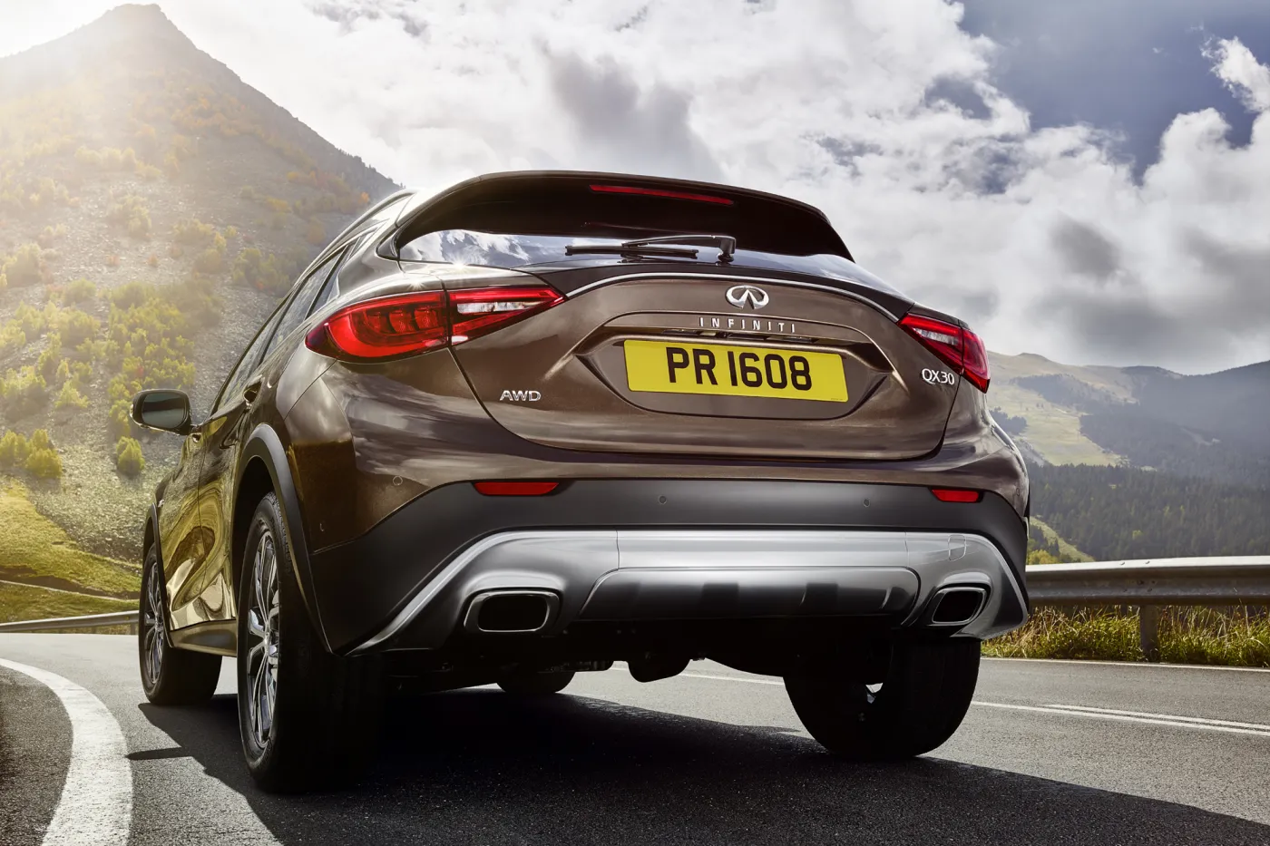 8438411-infiniti-qx30.jpg