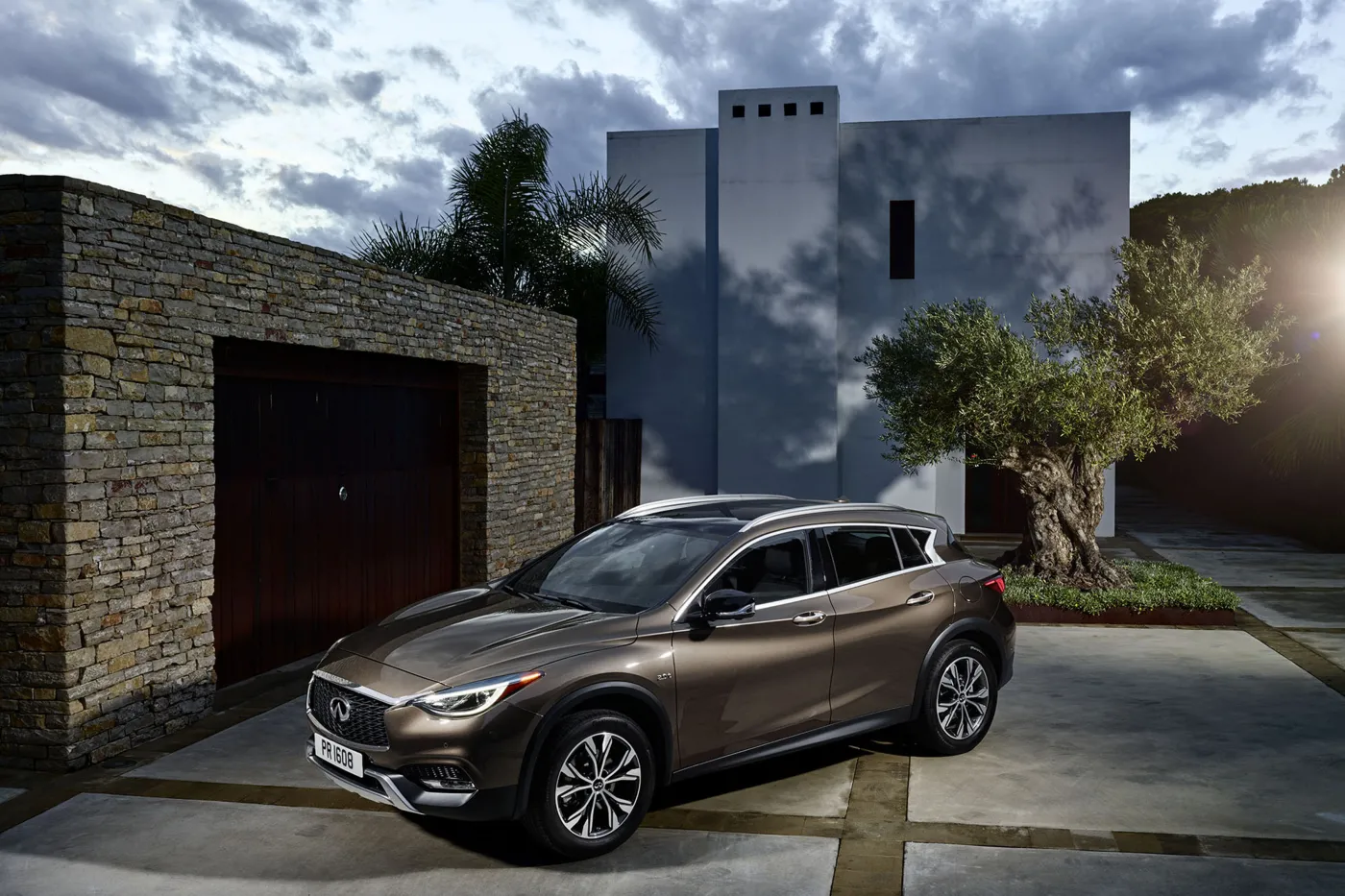 8438315-infiniti-qx30.jpg