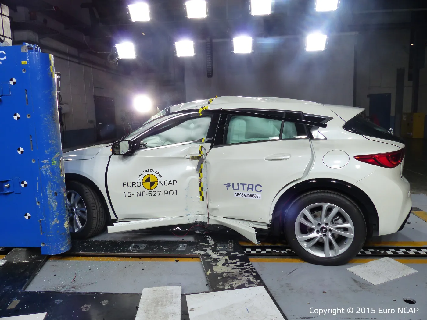 8501768-infiniti-q30.jpg