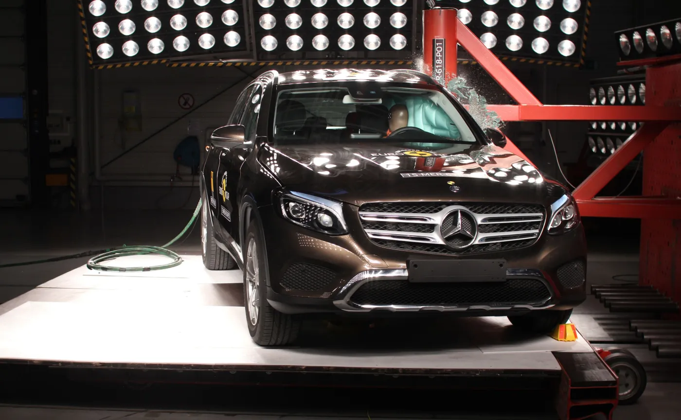 8502181-mercedes-glc.jpg