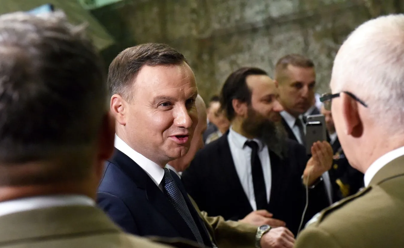 "Prezydent podpisze ustawę o TK w stosownym czasie". Rzecznik prezydenta kasuje wpis na Twitterze i zamieszcza nowy...