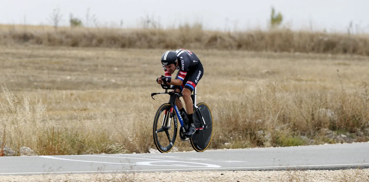 Vuelta a Espana: Bodnar drugi w czasówce, Dumoulin liderem
