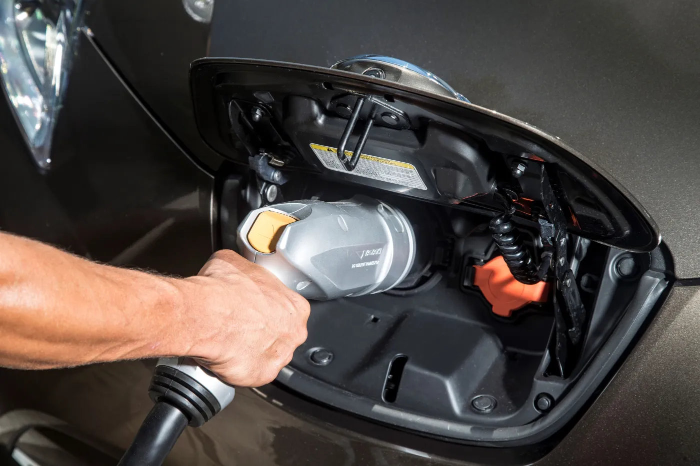 8195689-nissan-leaf.jpg