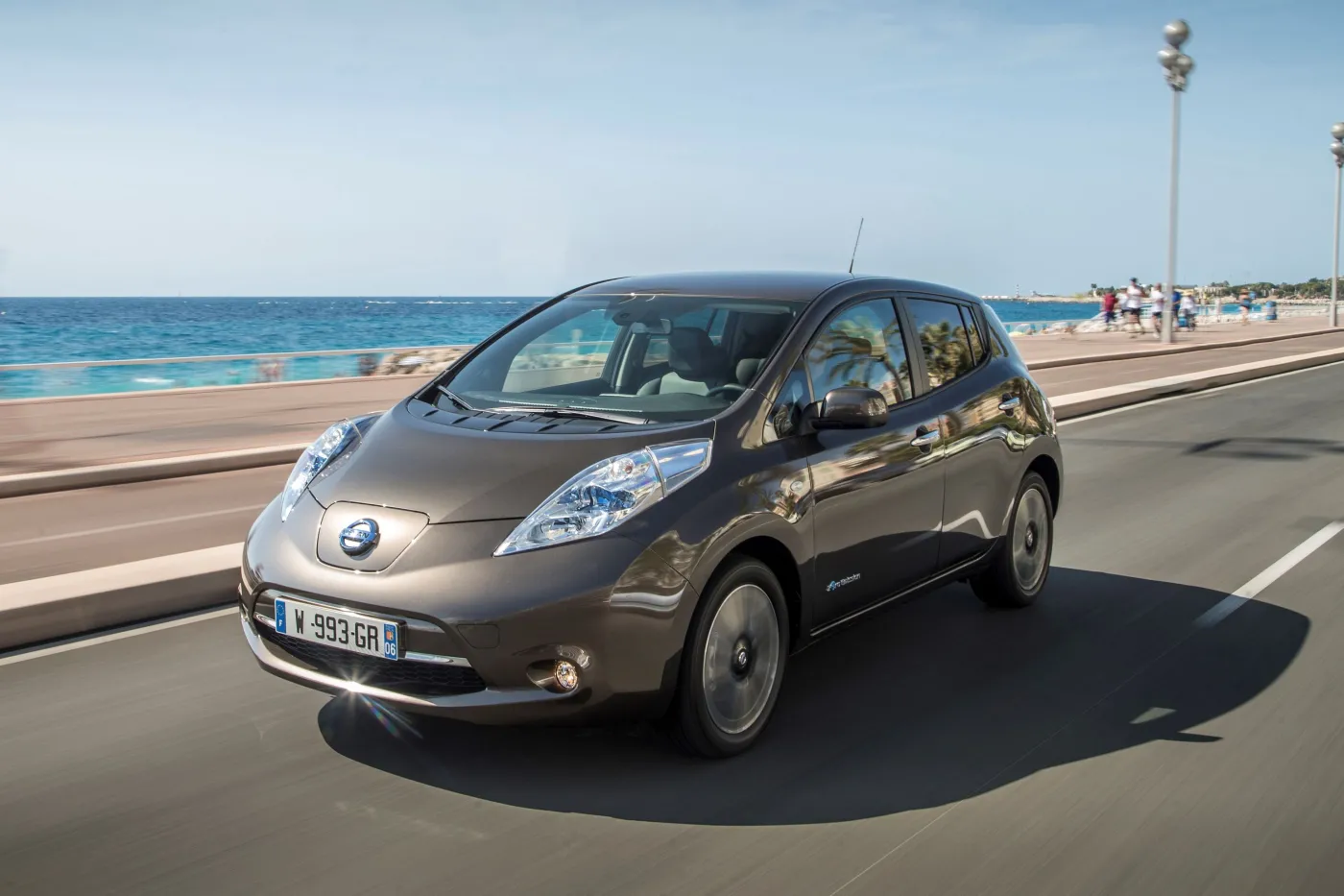 8196021-nissan-leaf.jpg