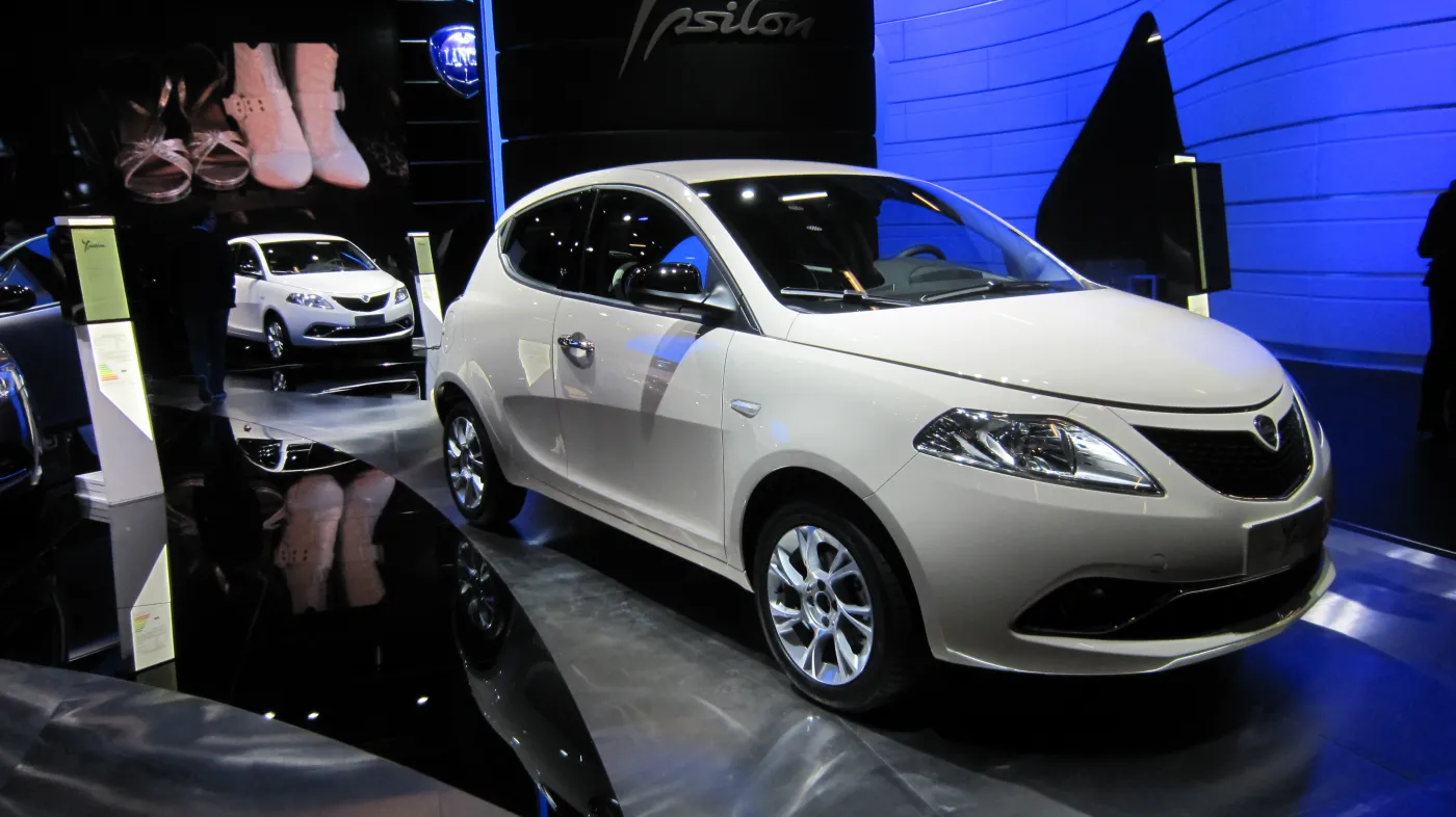 8206605-lancia-ypsilon.jpg