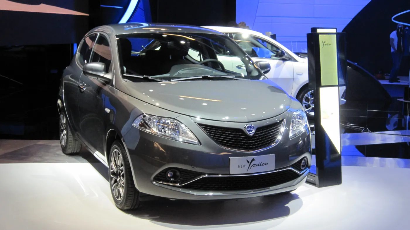 8206853-lancia-ypsilon.jpg