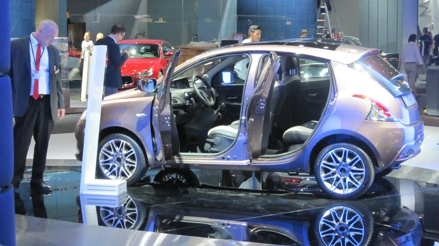 8206915-lancia-ypsilon.jpg